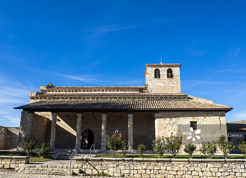 瓦姆巴教堂，罗马式风格，有柱子和带有两个钟的钟楼图片素材