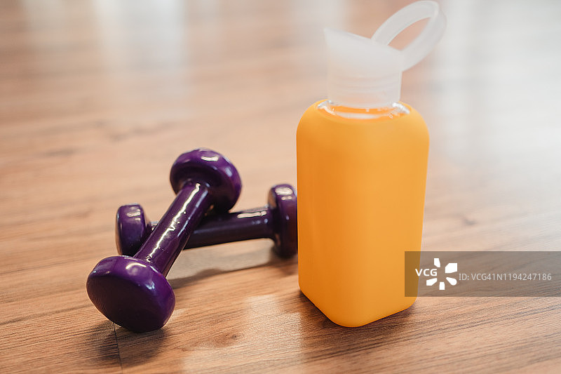 运动课程和健身哑铃用水瓶图片素材