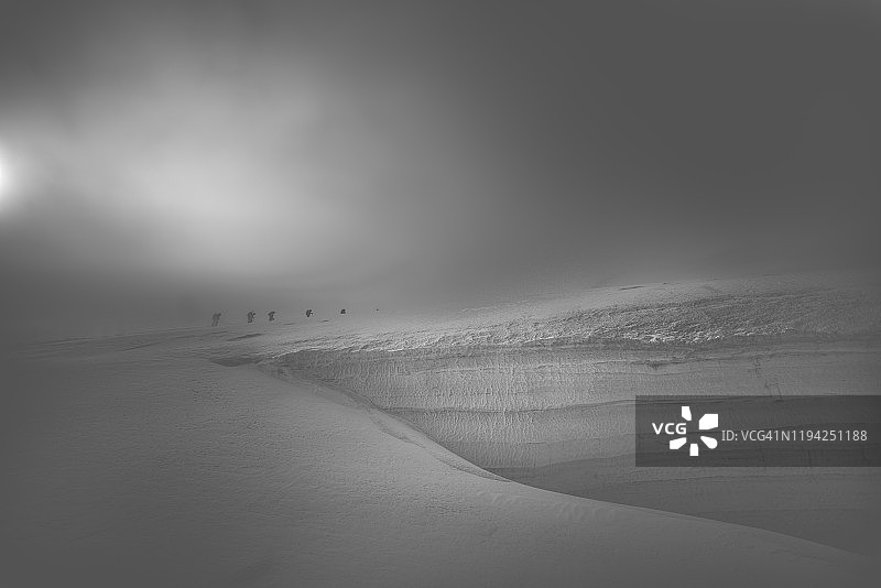 雪景中的人群图片素材