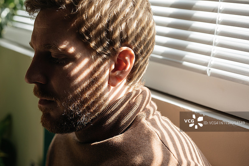 脸部有阴影的男人肖像图片素材