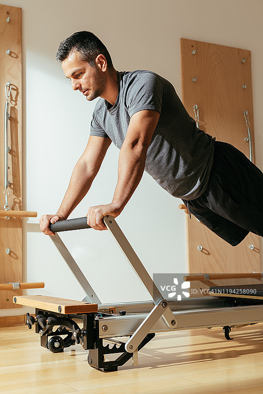 男人做普拉提图片素材