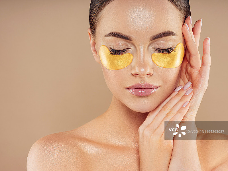 眼下贴着眼膜的女人图片素材