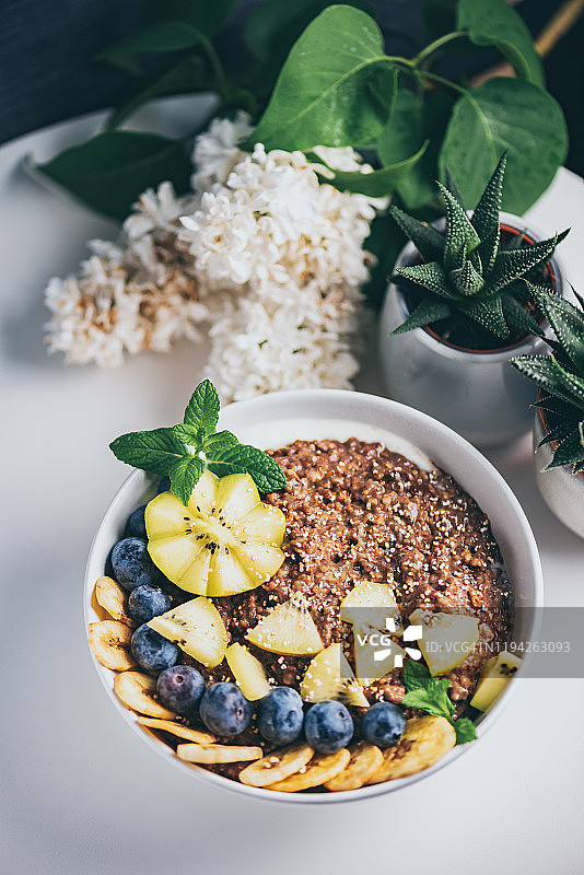 有机巧克力荞麦粥配各种水果和藜麦图片素材