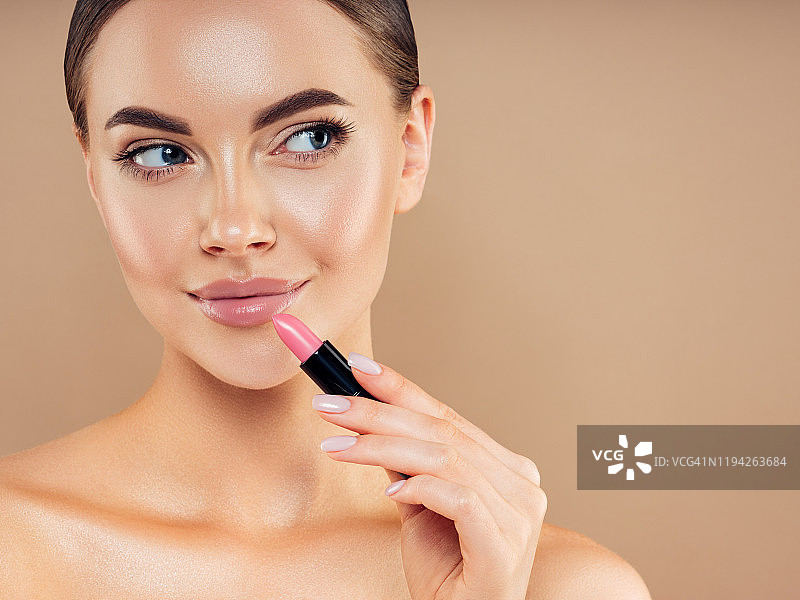 美丽的女孩在化妆图片素材