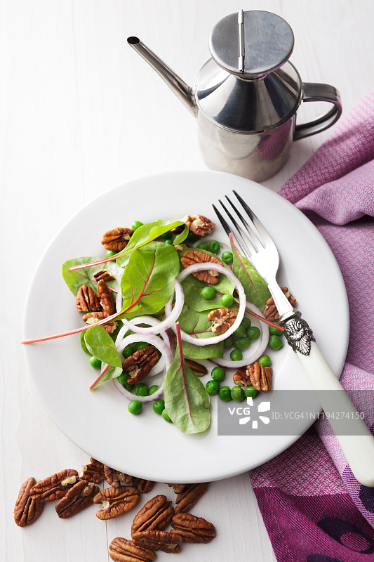 静物沙拉：甜菜、洋葱、山核桃和豌豆图片素材