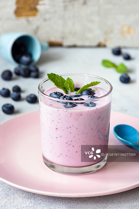 玻璃杯中的蓝莓冰沙图片素材