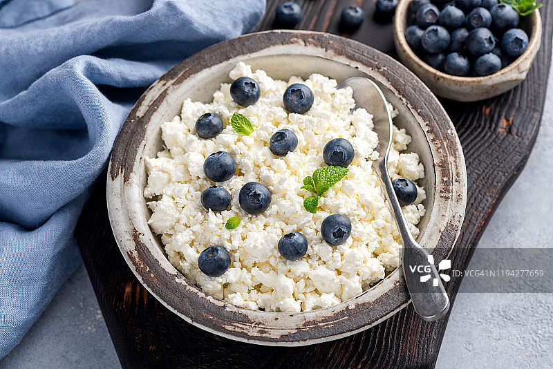 搭配蓝莓的农家干酪或凝乳图片素材