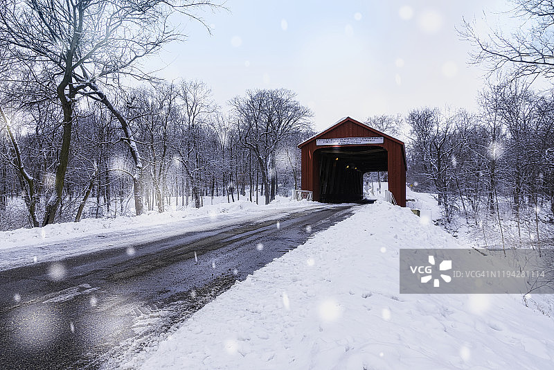 雪中的红色廊桥图片素材