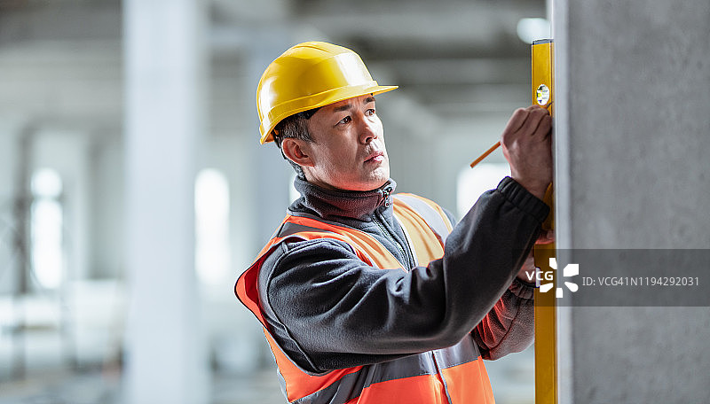 在建筑工地进行测量的建筑工人图片素材