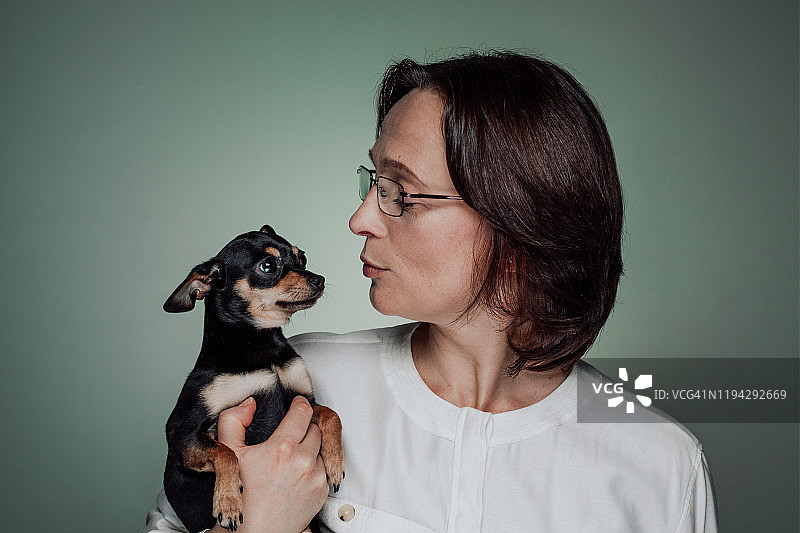 女人和她的狗图片素材