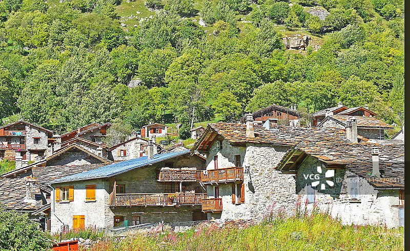 法国萨瓦省法属阿尔卑斯山脉的村庄。图片素材