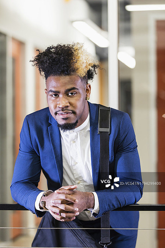 留着双色非洲发型的时尚年轻混血商人图片素材