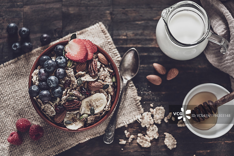 健康早餐：水果坚果麦片碗图片素材