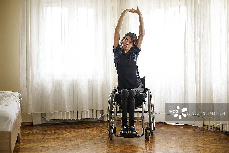 残疾青年妇女伸展身体图片素材