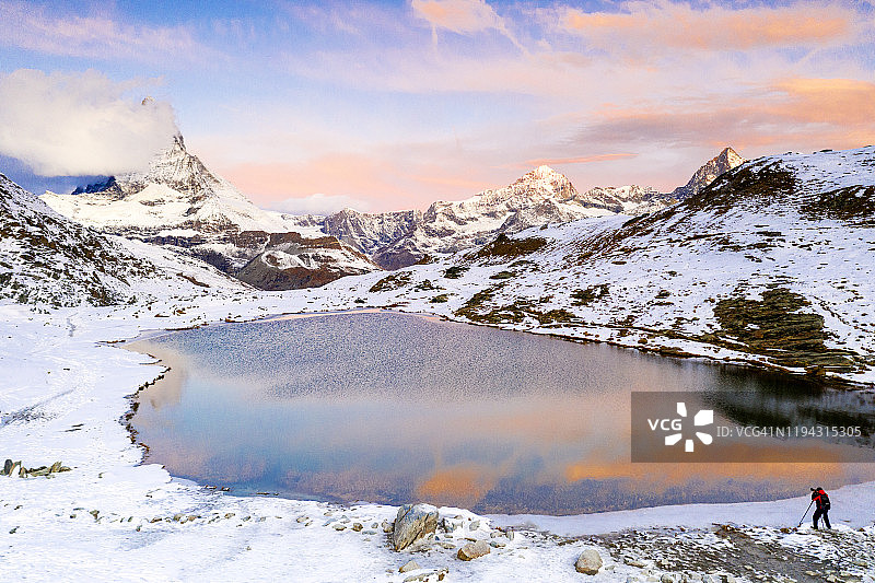 游客在瑞士里弗尔湖拍摄马特洪峰图片素材