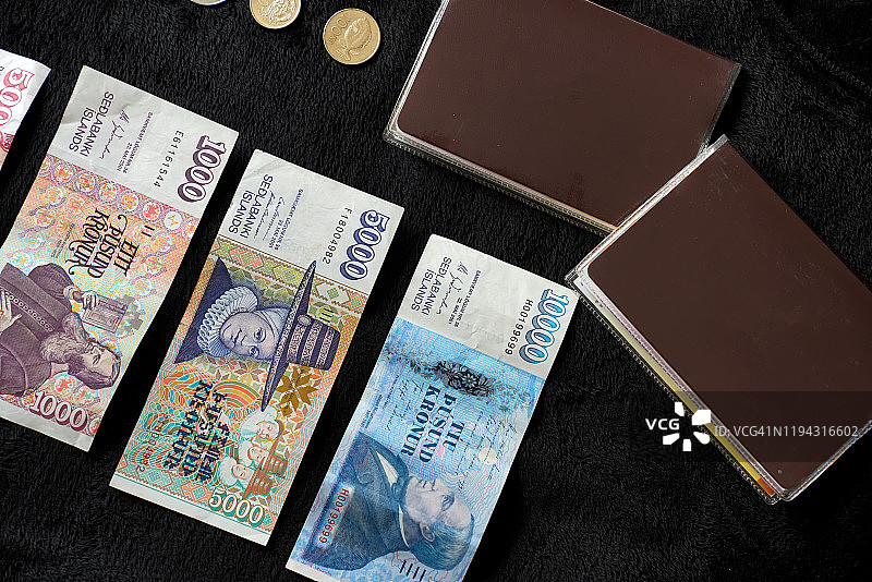 冰岛克朗纸币和空白护照。冰岛克朗是冰岛的法定货币，旅行概念图片素材