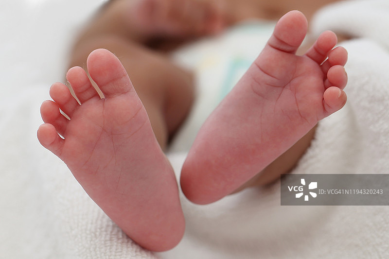 新生婴儿脚部特写图片素材