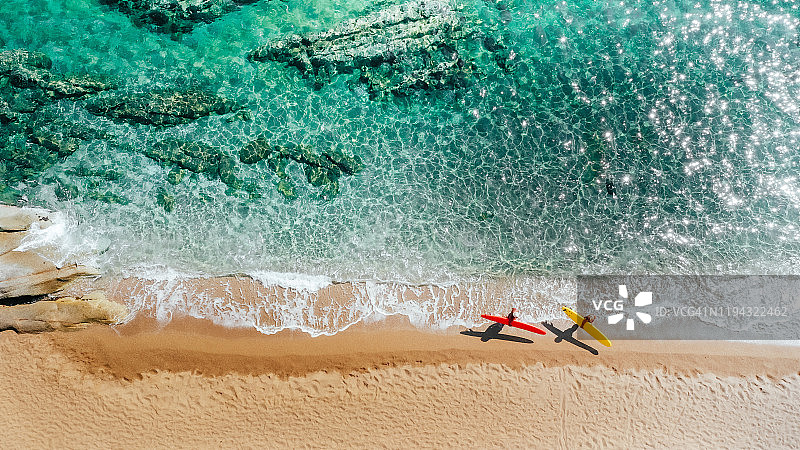 年长的冲浪者图片素材