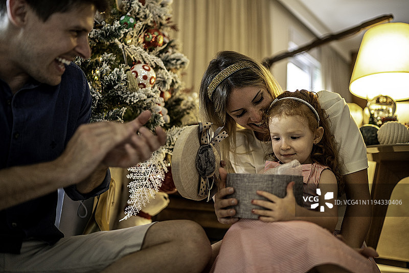 一家人在家交换圣诞礼物图片素材