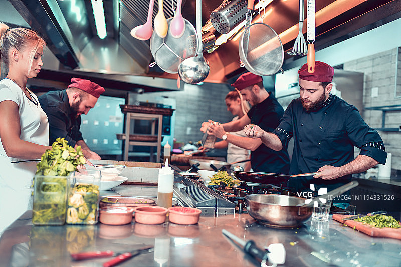 全力以赴的厨房员工图片素材