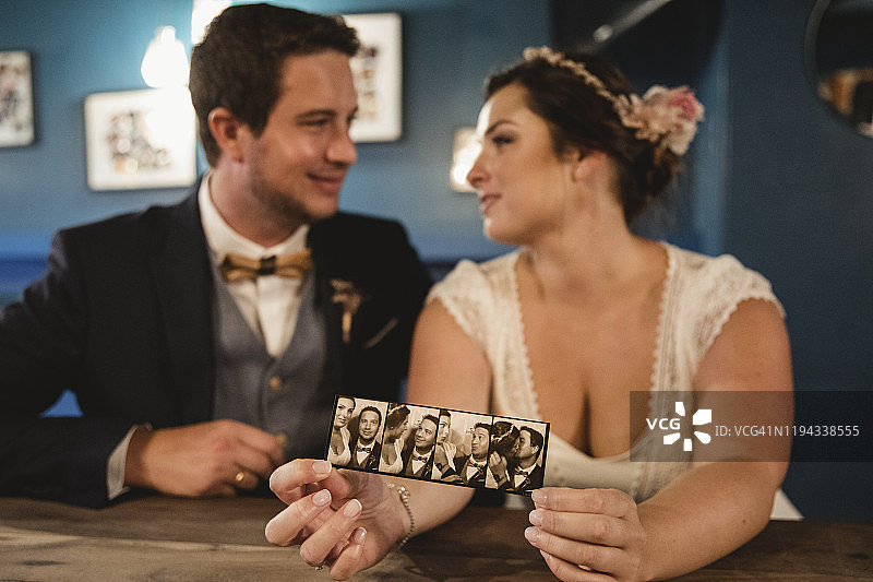 情侣展示照片展位的照片图片素材