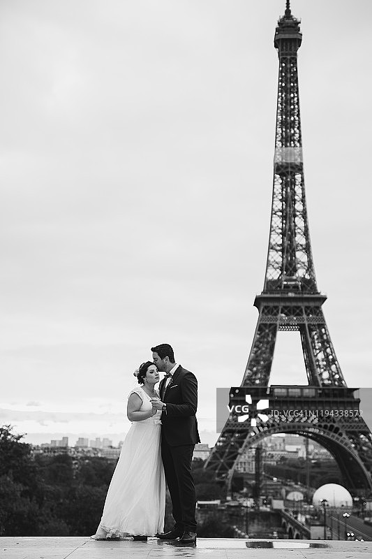 一对新婚夫妇在埃菲尔铁塔下欢笑图片素材