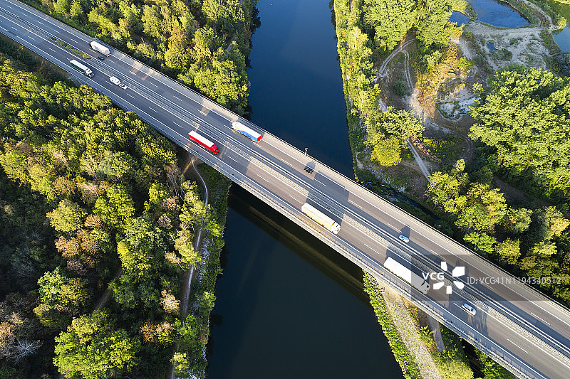 高速公路桥梁上的卡车和汽车航拍图片素材