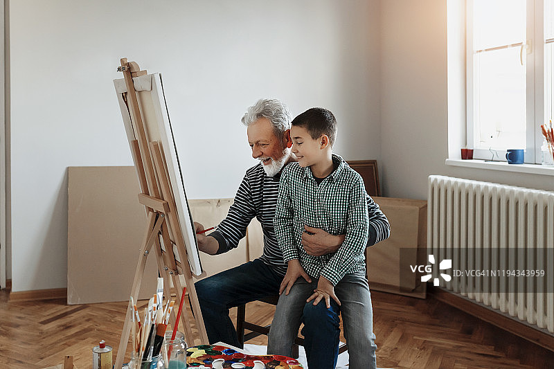 放飞他的想象力图片素材