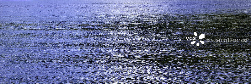 水平如镜的湖面图片素材