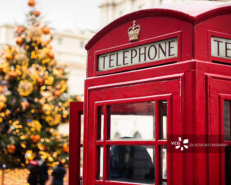 英国伦敦，红色电话亭与圣诞树图片素材