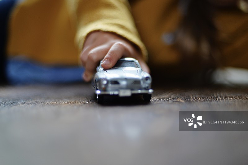 儿童玩玩具车图片素材