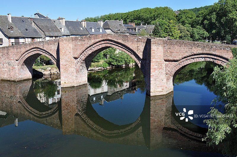 红砖尖拱古桥倒映在洛特河中图片素材