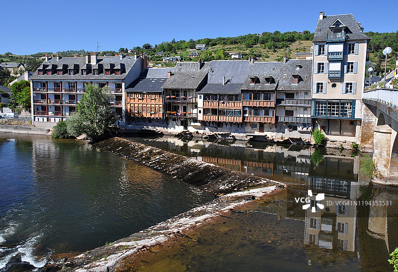 洛特河中倒映着木制阳台的房屋图片素材