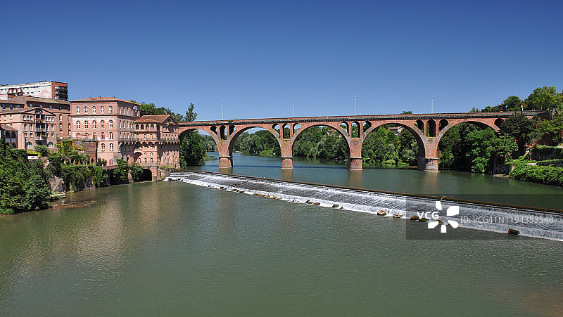 塔恩河上的红砖房屋和桥梁图片素材