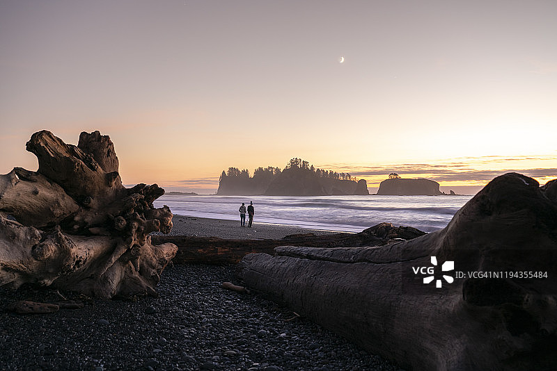 美国华盛顿州里亚尔托海滩的情侣图片素材