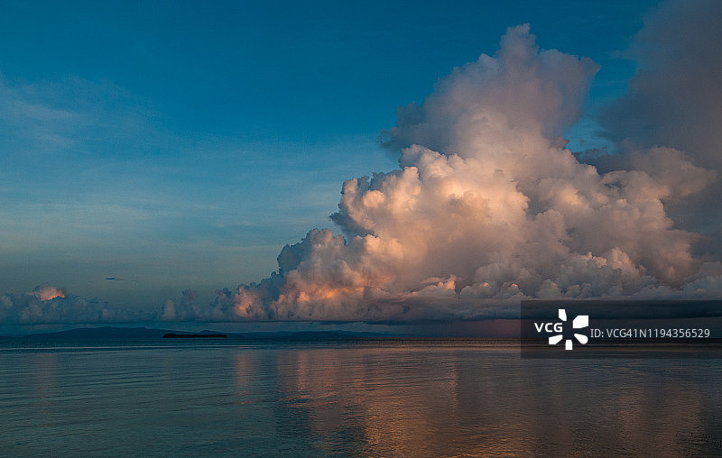 印度尼西亚拉贾安帕的壮丽热带云景图片素材