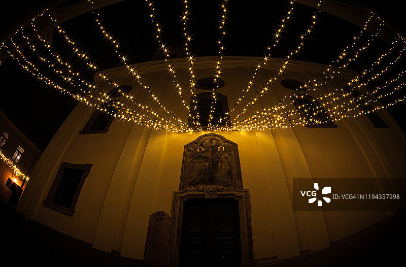匈牙利圣安德烈小镇教堂圣诞装饰夜景图片素材