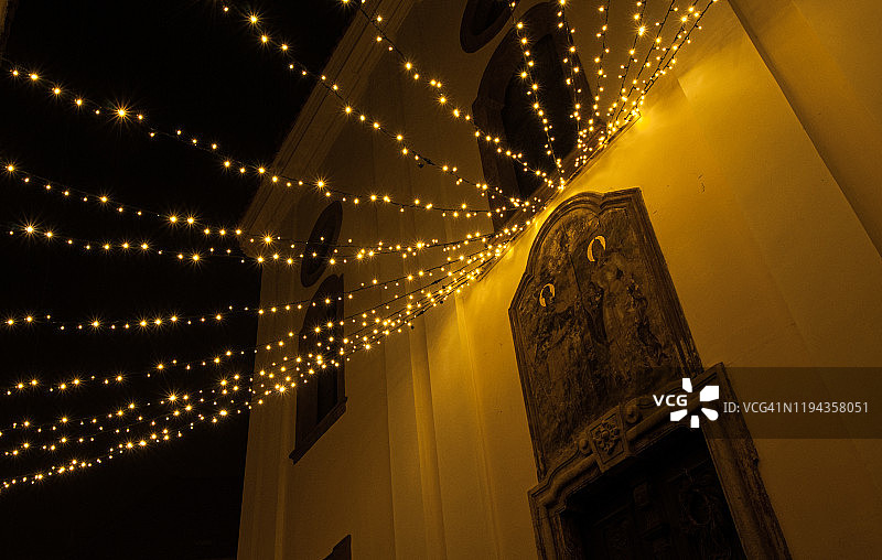 匈牙利圣安德烈小镇教堂圣诞装饰夜景图片素材