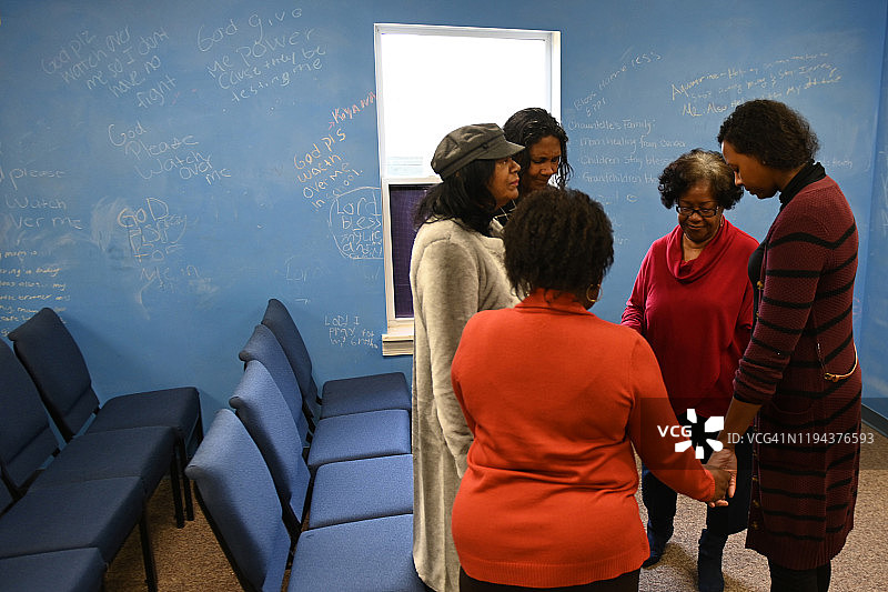 五位中年妇女在教堂一起祈祷图片素材