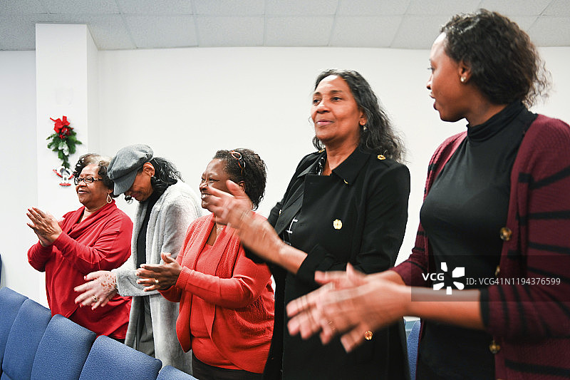 在教堂做礼拜的五个中年黑人妇女图片素材