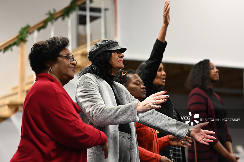 在教堂做礼拜的五个中年黑人妇女图片素材