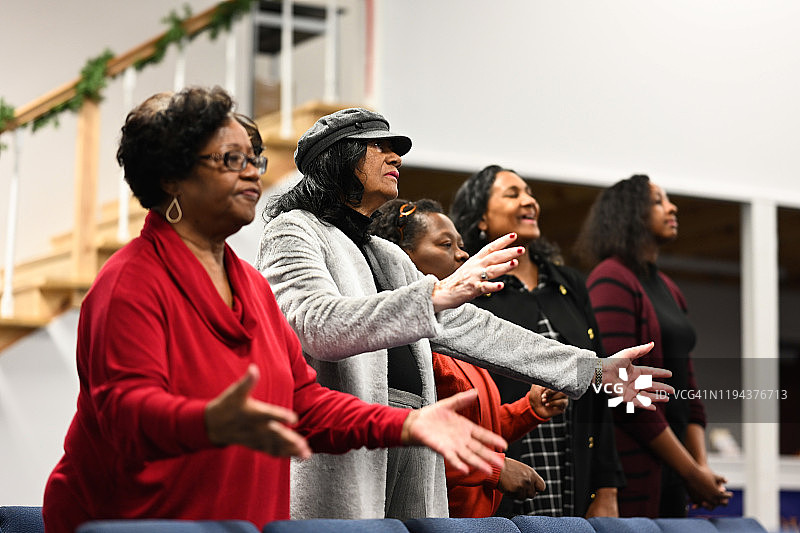 在教堂做礼拜的五个中年黑人妇女图片素材