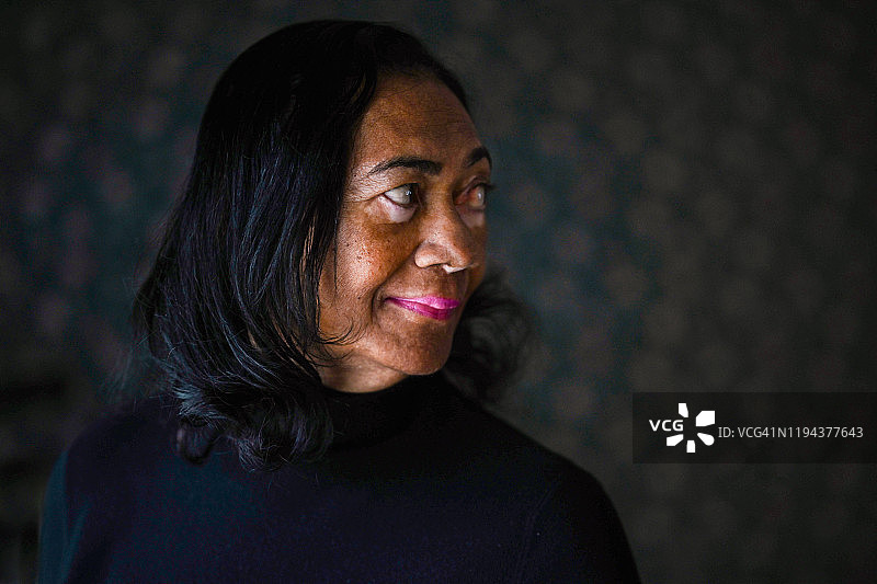 患有白癜风的成熟黑人女性图片素材