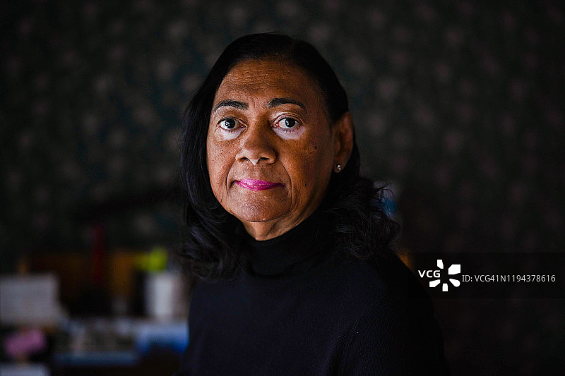 患有白癜风的成熟黑人女性图片素材