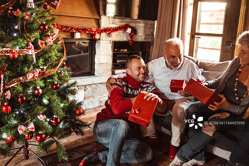 送礼物给父亲图片素材