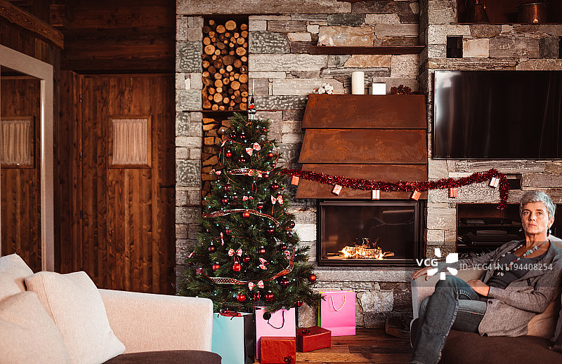 在家休息的中年妇女图片素材