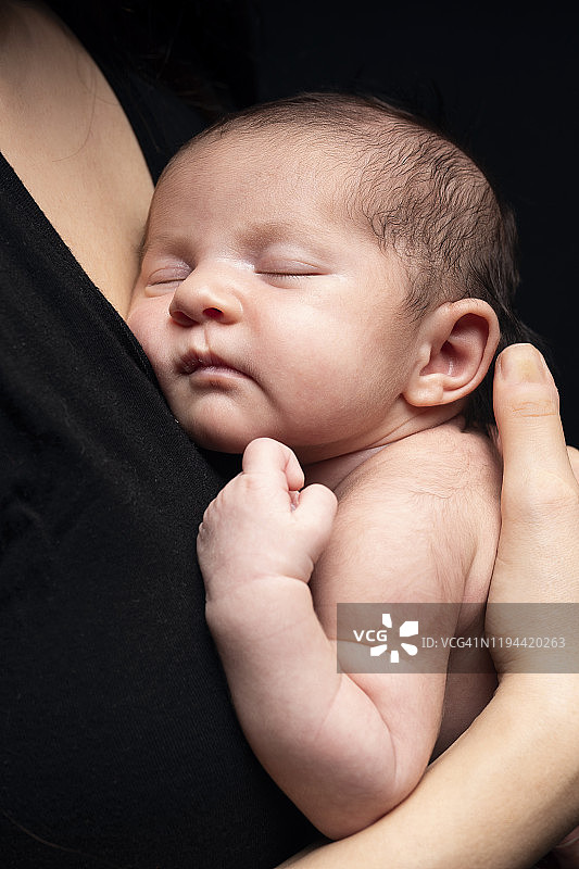 新生儿和年轻的家人图片素材