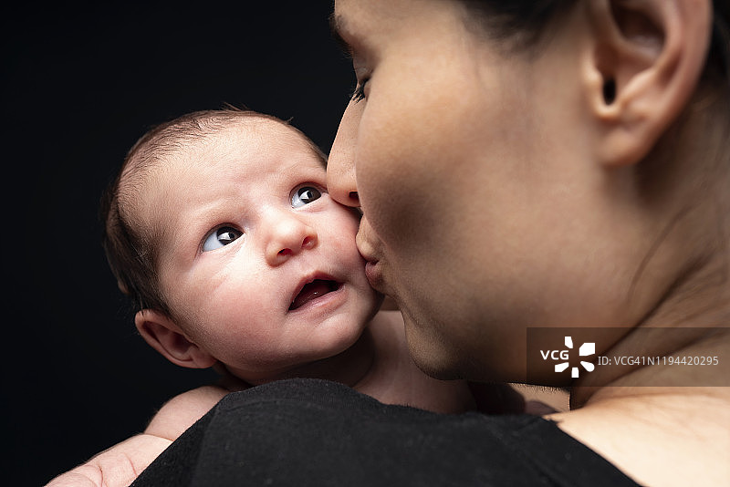 新生儿和年轻的家人图片素材