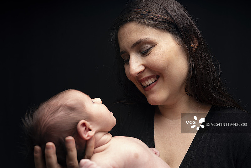 新生儿和年轻的家人图片素材