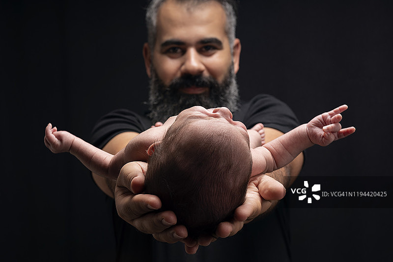 新生儿和年轻的家人图片素材